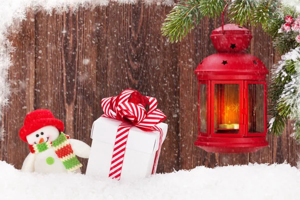 Lanterna di candela di Natale e pupazzo di neve — Foto Stock