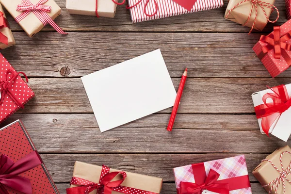 Weihnachtsgeschenkboxen und Grußkarte — Stockfoto