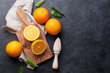 Taze turuncu meyve kesme tahtası üzerinde