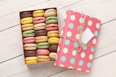 Hediye kutusunda renkli macaroons