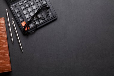 hesap makinesi, kalem ve gözlük ile tablo