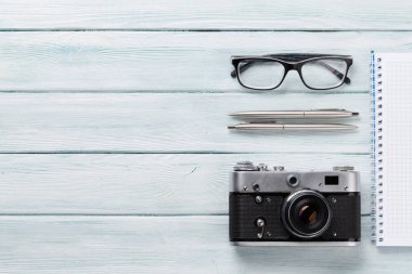 Fotoğraf makinesi, not defteri, gözlük, kalem ile Danışma