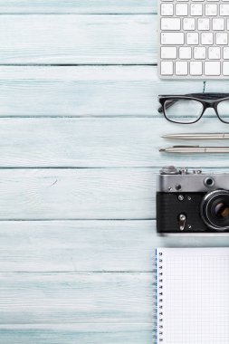 Fotoğraf makinesi, not defteri, gözlük, kalem ile Danışma