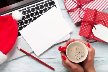 Kupası tutan dizüstü bilgisayarda çalışan erkek