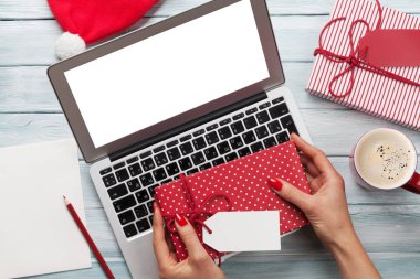 Kadın çalışma üstünde laptop hediye ambalajlama ve paketleme için