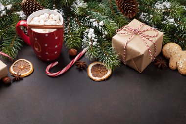 Noel köknar ağacı, sıcak çikolata ve şekerleme