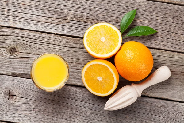 Naranjas frescas maduras y zumo —  Fotos de Stock