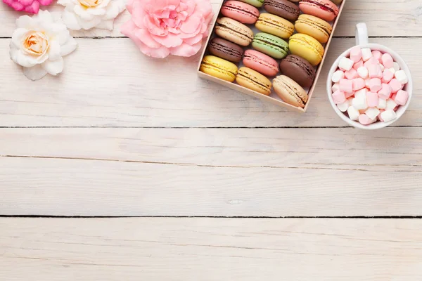 Färgglada macaroons i en låda och marshmallow — Stockfoto