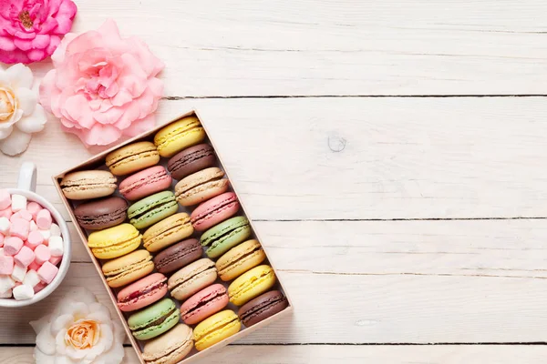 Macarrones coloridos en una caja y malvavisco — Foto de Stock