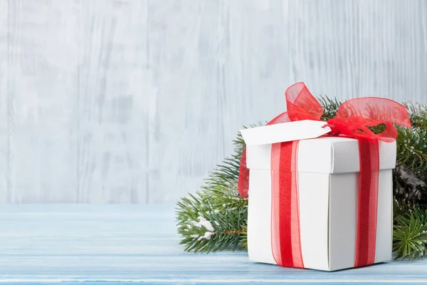 Caja de regalo de Navidad y abeto —  Fotos de Stock