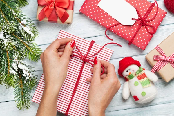 크리스마스 선물 포장 하는 여성 손 — 스톡 사진