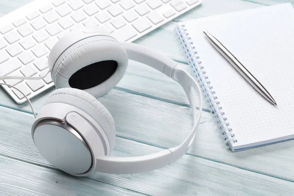 Headphones, notebook, pen and pc — Stock Photo, Image