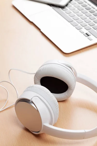 Headphone dan laptop di atas meja — Stok Foto