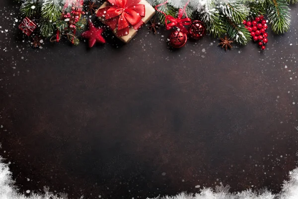 Фон зі сніжною гілкою ялинки — стокове фото