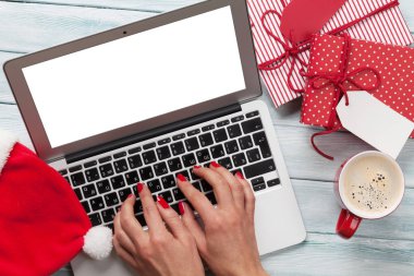 Kadın çalışma üstünde laptop hediye ambalajlama ve paketleme için