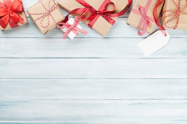 Fondo de madera de Navidad con cajas de regalo — Foto de Stock