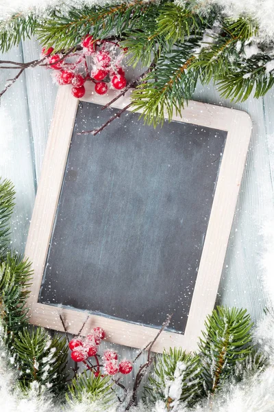 Schoolbord en Spar kerstboom met sneeuw — Stockfoto