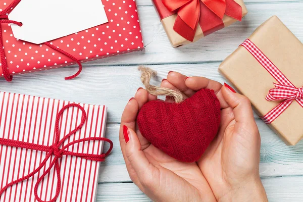 Manos sosteniendo el corazón de San Valentín —  Fotos de Stock