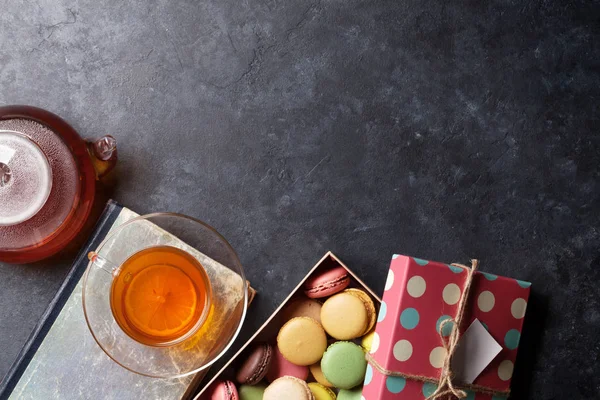 Tazza da tè, teiera e amaretti — Foto Stock