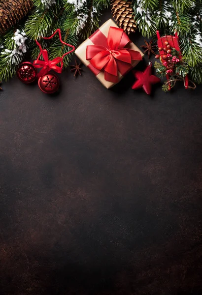 Χριστούγεννα φόντο με το δέντρο έλατου και διακόσμηση — Φωτογραφία Αρχείου