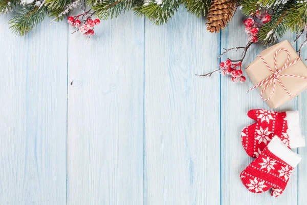 Karácsony háttér fenyő fa és ajándék — Stock Fotó