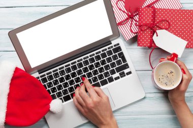 Kadın çalışma üstünde laptop hediye ambalajlama ve paketleme için