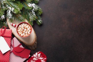 çam ağacı ve hediyeler ile sıcak çikolata