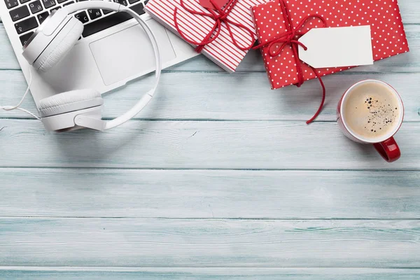 Weihnachtsgeschenke, PC und Kaffeetasse — Stockfoto