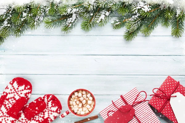 전나무 나무, 선물, 핫 초콜릿 크리스마스 배경 — 스톡 사진