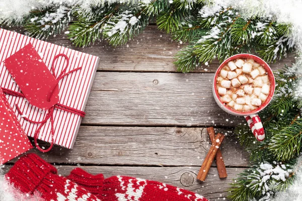 Fundo de Natal com abeto, presentes, chocolate quente — Fotografia de Stock