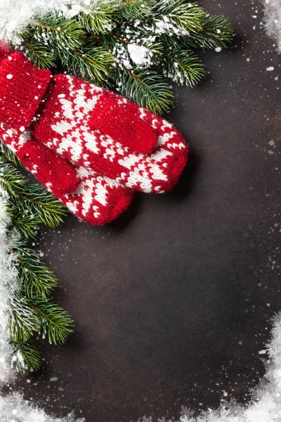 Vánoční pozadí s jedle a palčáky — Stock fotografie