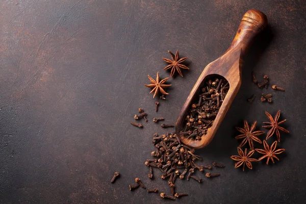 Anises e cardamomos na mesa de pedra — Fotografia de Stock