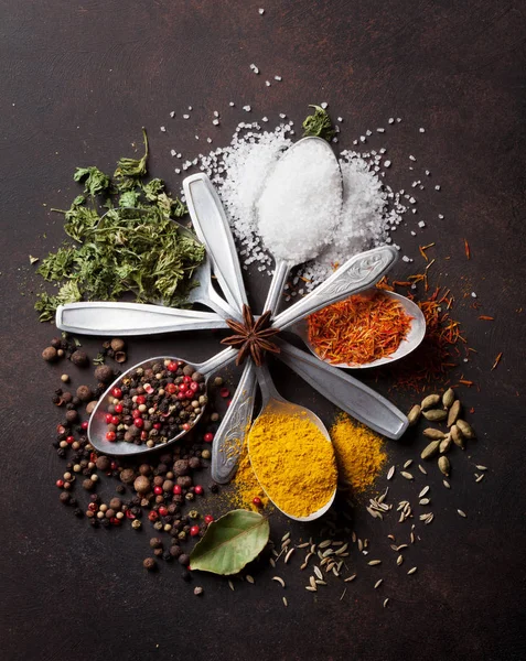 Cucharadas de especias en la mesa de piedra — Foto de Stock