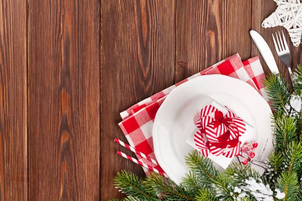 Christmas table setting with gift box — Stock Photo, Image