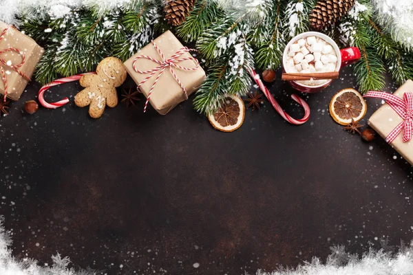 Kerstboom spar, warme chocolademelk en decor — Stockfoto