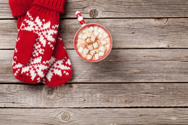 Різдвяний фон з рукавичками та гарячим шоколадом — стокове фото