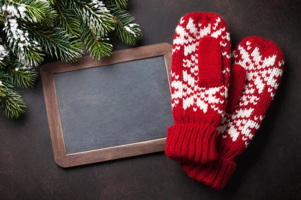 圣诞枞树，手套和黑板 — 图库照片