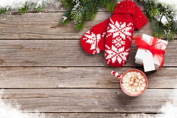 Spar kerstboom, wanten, warme chocolademelk met marshmallows — Stockfoto
