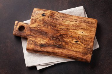 Kesme tahtası üzerinde havlu 