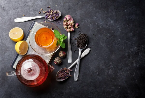 Tea cup and assortment of dry tea — Stock Photo, Image