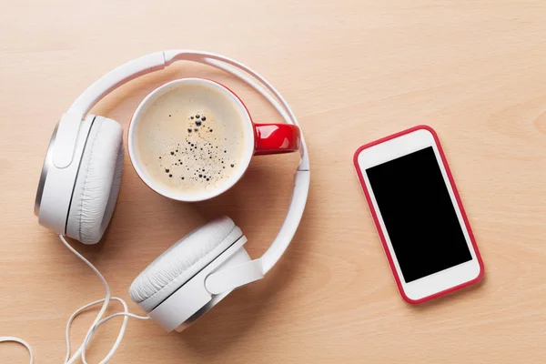 Smartphone, słuchawki i kawa filiżanki — Zdjęcie stockowe