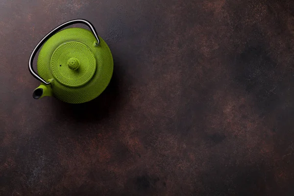 Grüne Teekanne auf dem Tisch — Stockfoto