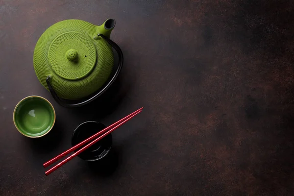 Green teapot and tea cups — Stock Photo, Image