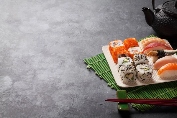 Ensemble de rouleaux de sushi et maki — Photo