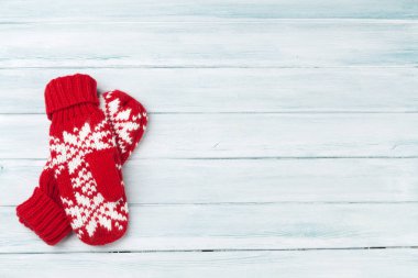 Noel ahşap arka plan eldivenli