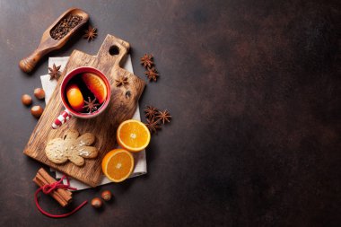 Noel mulled şarap ve malzemeler