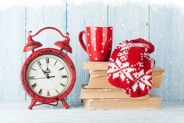 Relógio de alarme de Natal, livros e chocolate quente — Fotografia de Stock