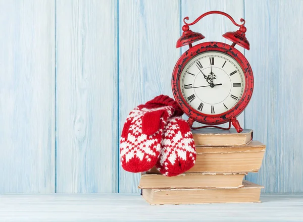 クリスマスの目覚まし時計と本でミトン — ストック写真