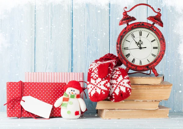 Reloj despertador de Navidad, regalos y manoplas — Foto de Stock