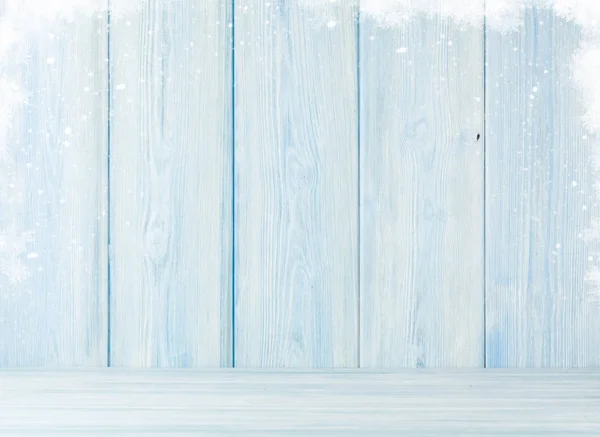 クリスマスの雪に覆われた木製の背景 — ストック写真